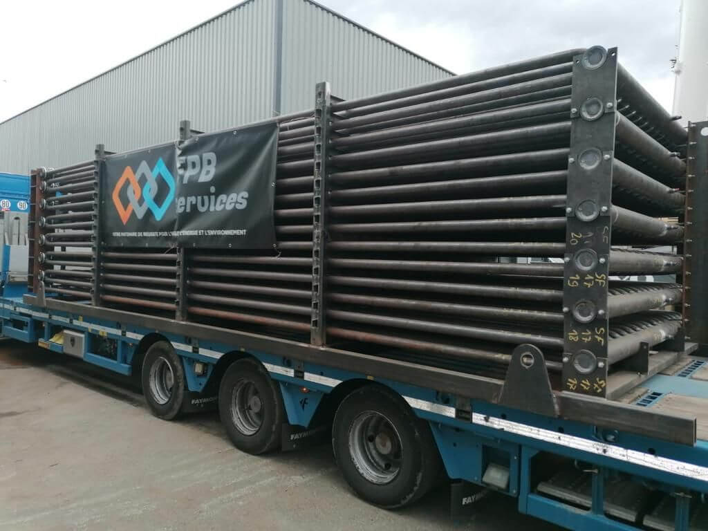 Un camion portant le logo FPB Services.